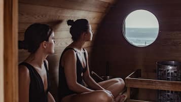 Ruang perawatan pasangan, sauna, hot tub, dan ruang uap