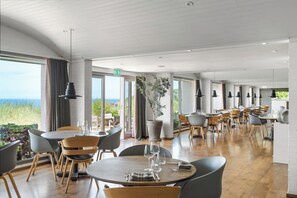 2 restaurants, breakfast served