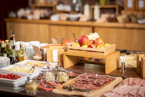 Petit déjeuner buffet servi tous les jours en supplément