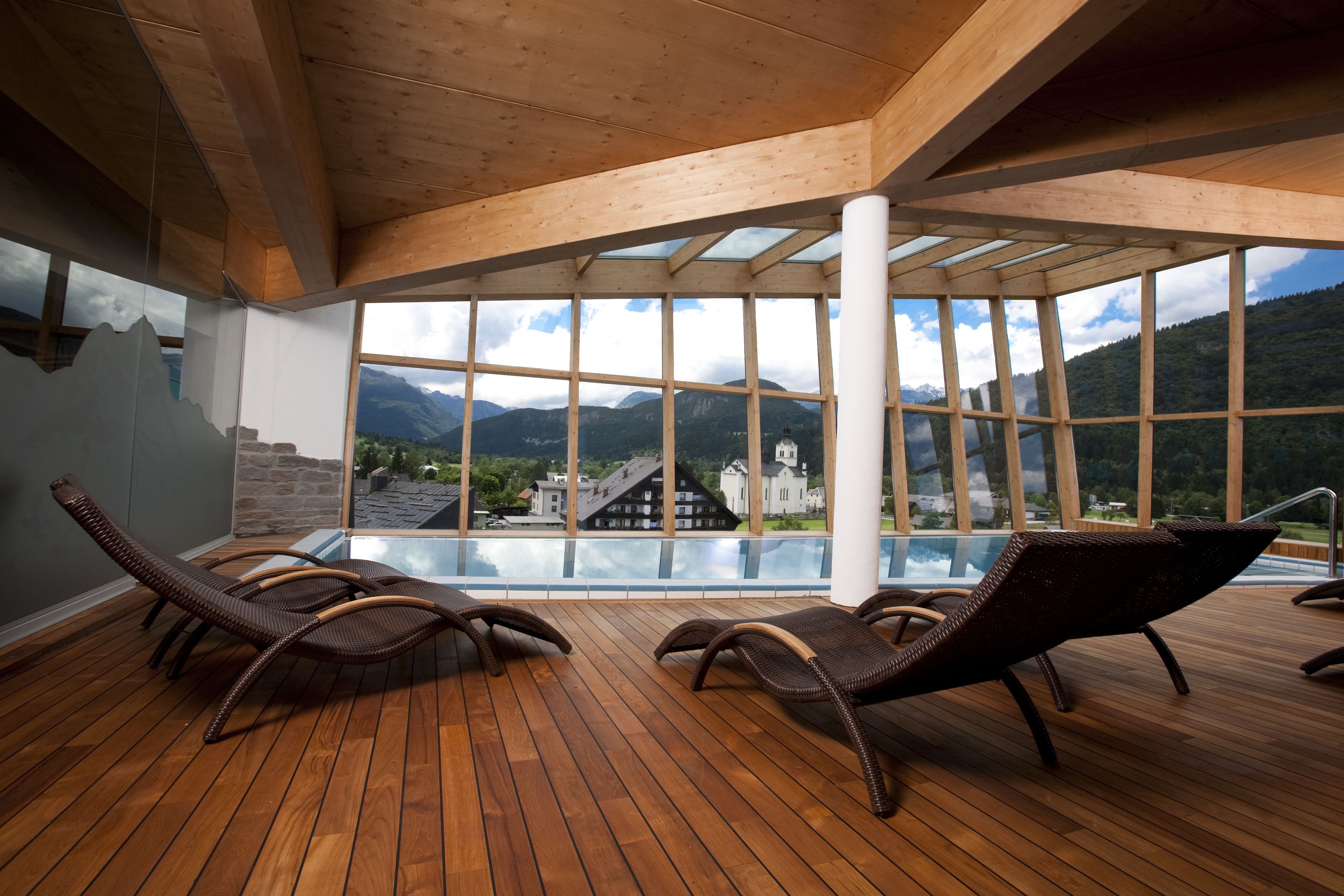 Trị liệu toàn thân, massage thể thao, liệu pháp quấn ủ cơ thể 