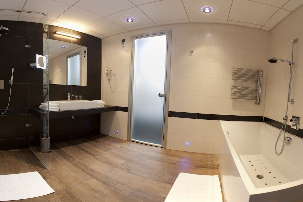 Bathroom | Free toiletries, hair dryer, bathrobes, slippers