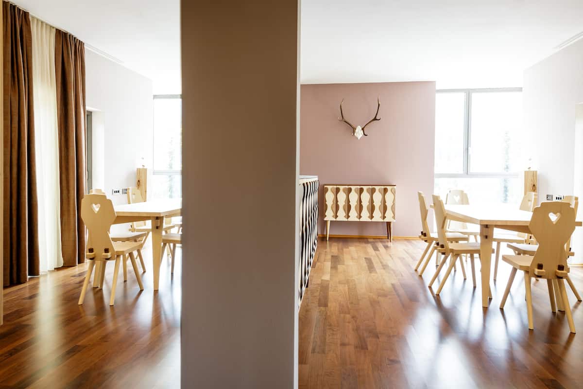 Un coin repas avec des meubles en bois et une grande fenêtre.