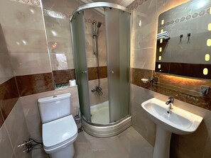Triple Room ( City View ) | Salle de bain | Douche, articles de toilette (gratuits), séchoir à cheveux, pantoufles