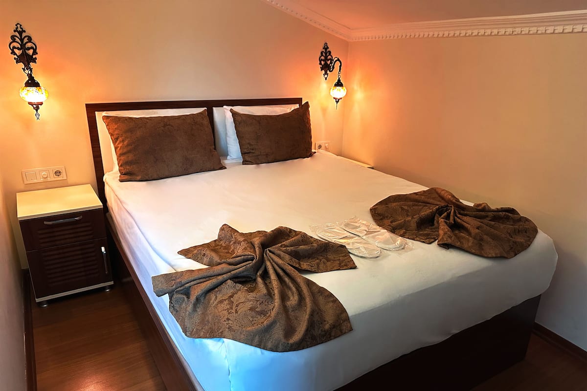 Triple Room ( City View ) | Biancheria da letto ipoallergenica, minibar, una cassaforte in camera