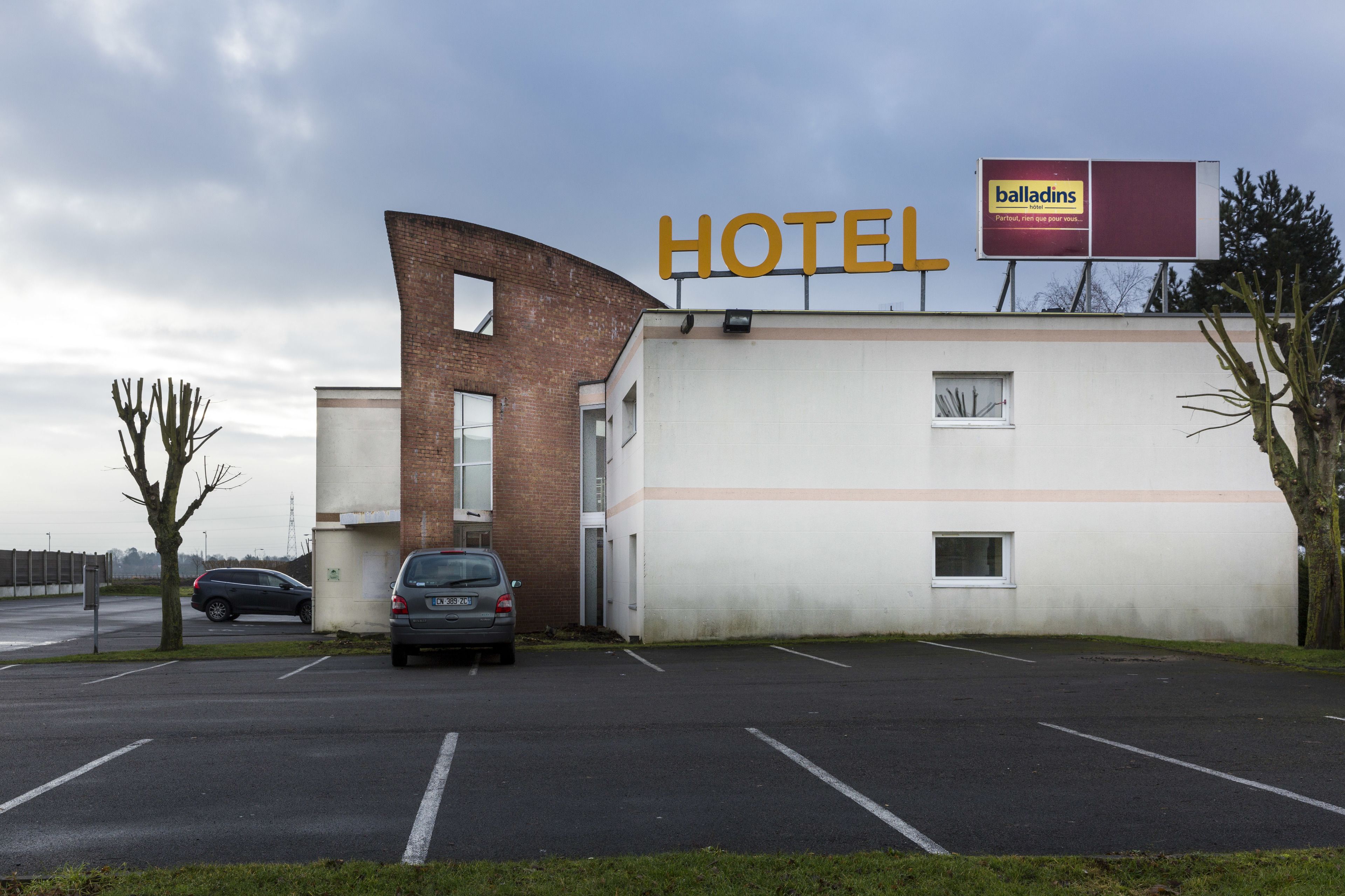 Um hotel com uma placa grande escrita 