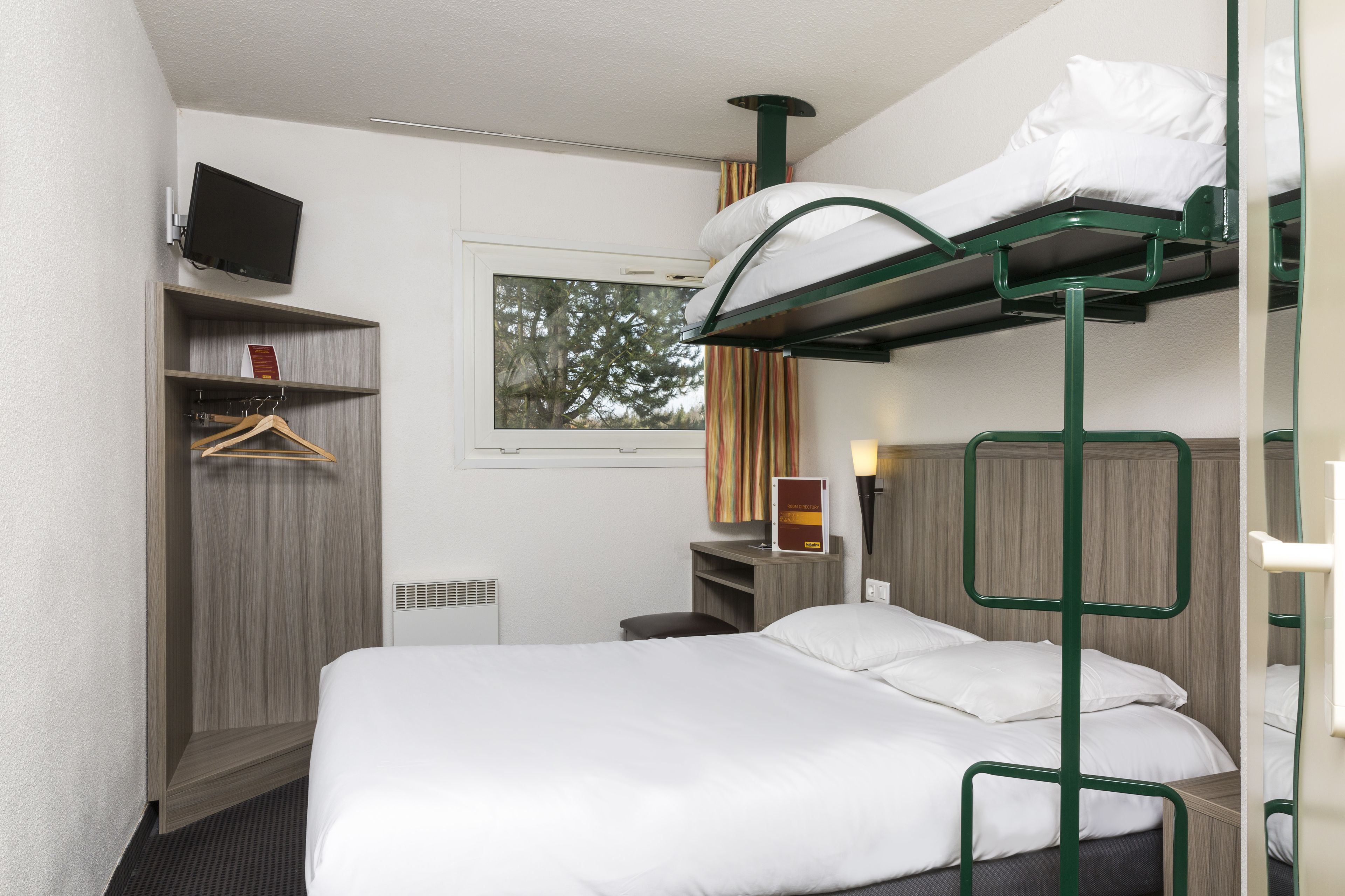 Chambre Triple Standard | Bureau, chambres insonorisées, lits bébé (gratuits), Wi-Fi gratuit