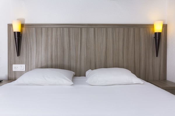 Chambre Double | Bureau, chambres insonorisées, lits bébé (gratuits), Wi-Fi gratuit