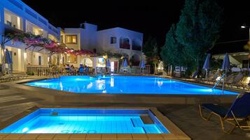 Hồ bơi ngoài trời, ghế dài tắm nắng