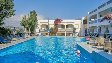 Piscina all'aperto, lettini