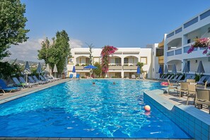 Outdoor pool, sun loungers - Apollon Hotel Apartments (Rethymno)