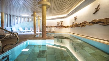 Una piscina cubierta (de 10:00 a 21:00), tumbonas