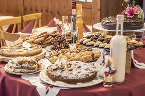 Petit déjeuner buffet (12 EUR par personne)