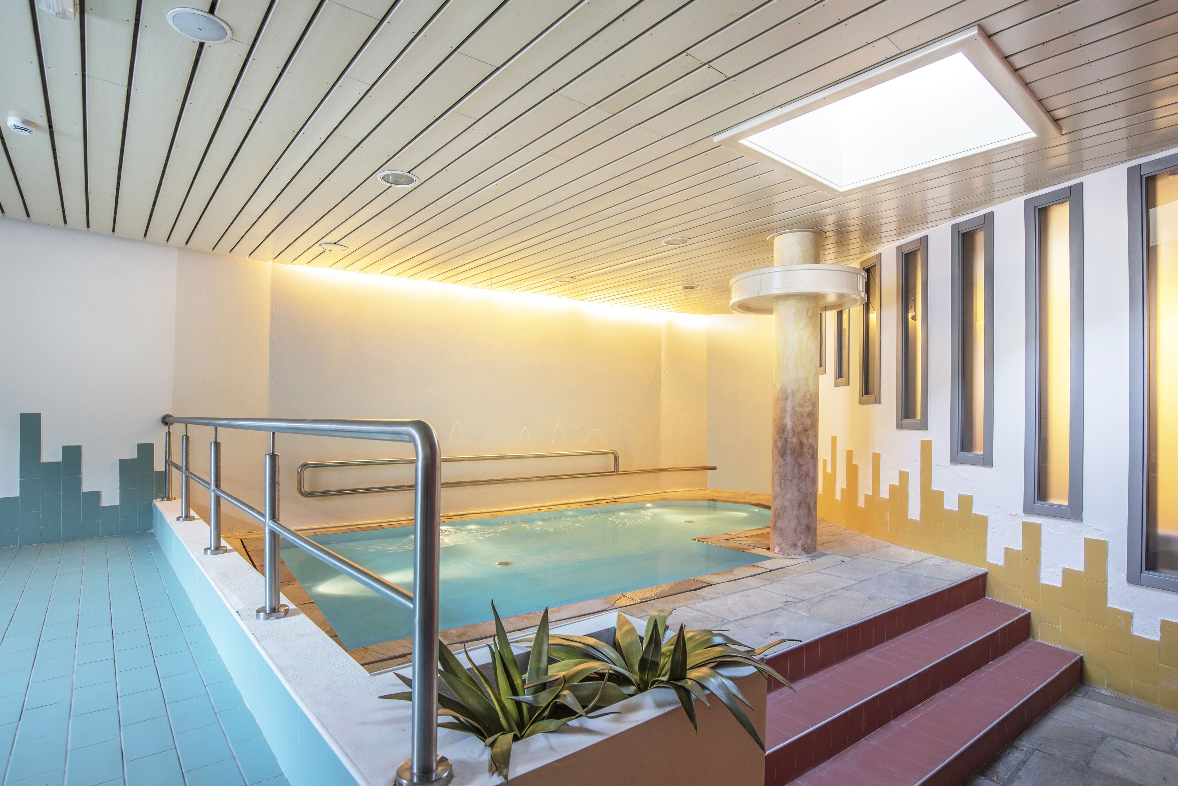 indoor pool, open 10:00 am to 9:00 pm, pool loungers