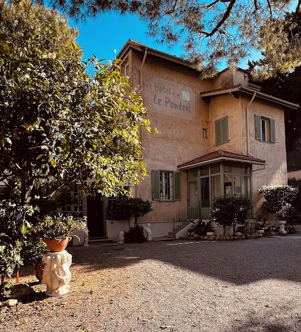 Front of property - Le Ponteil (Antibes)