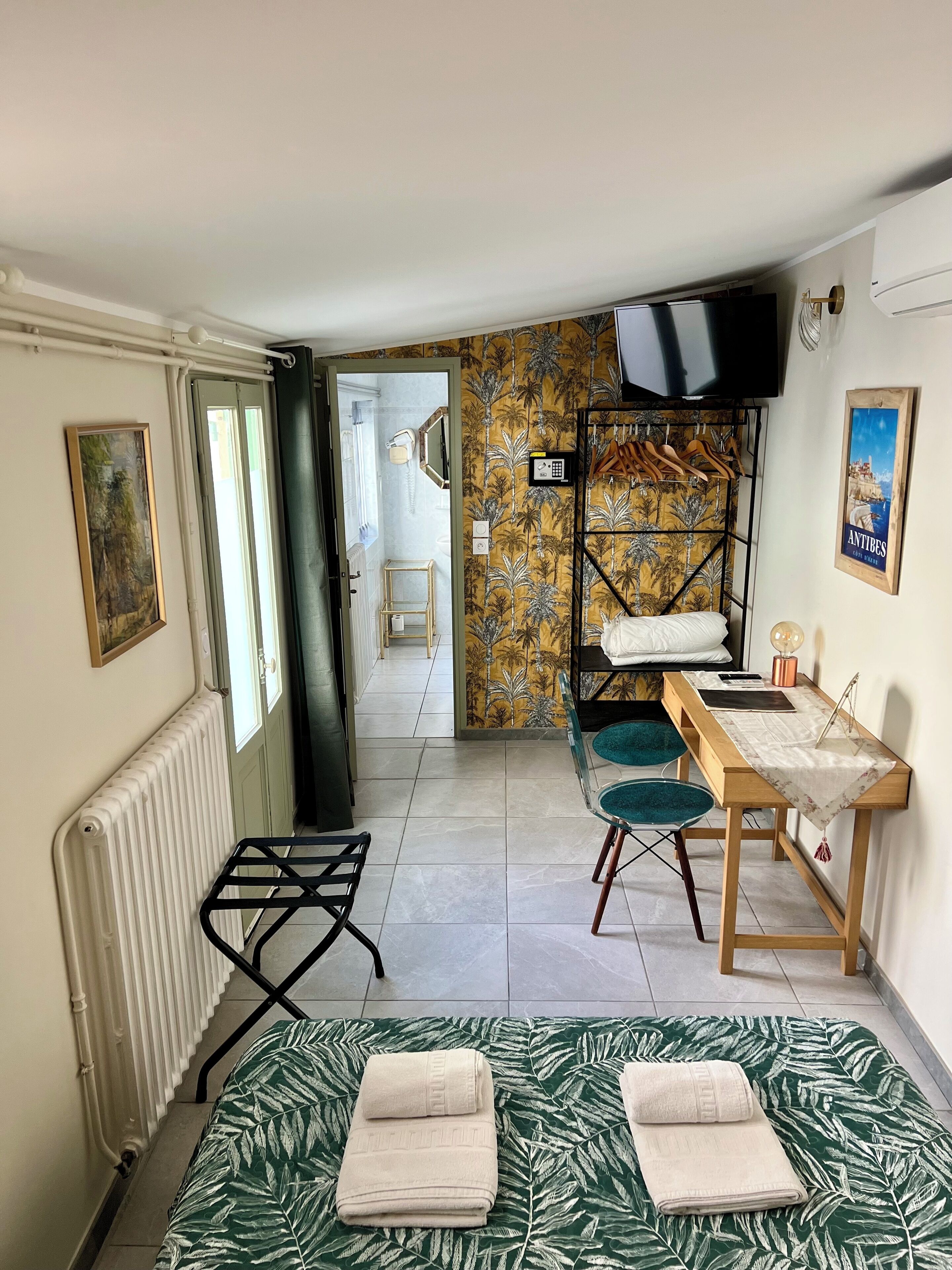 double room, terrace | 1 bedroom, in-room safe, individually decorated, individually furnished