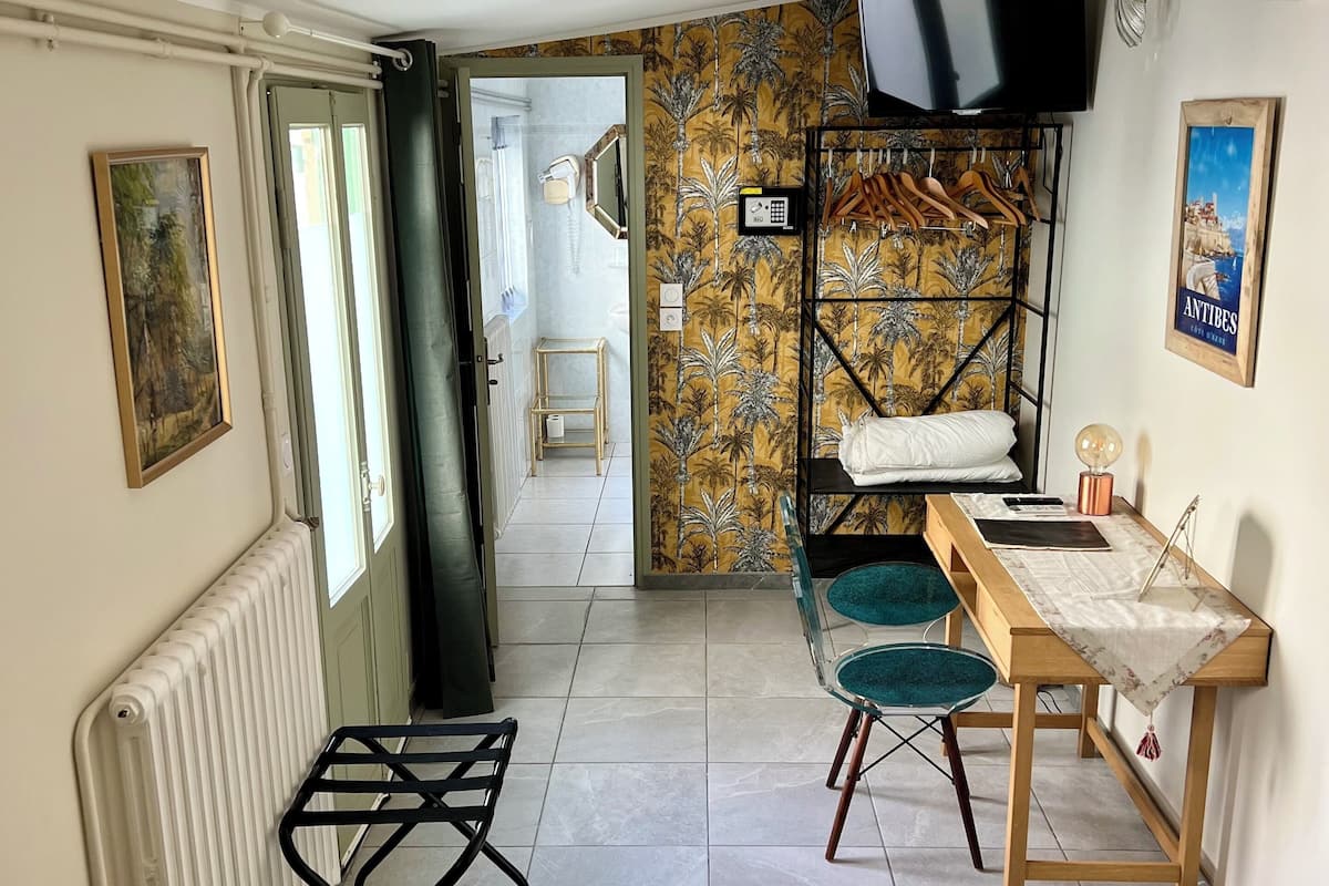 double room, terrace | 1 bedroom, in-room safe, individually decorated, individually furnished