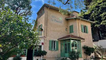 Fachada de la propiedad