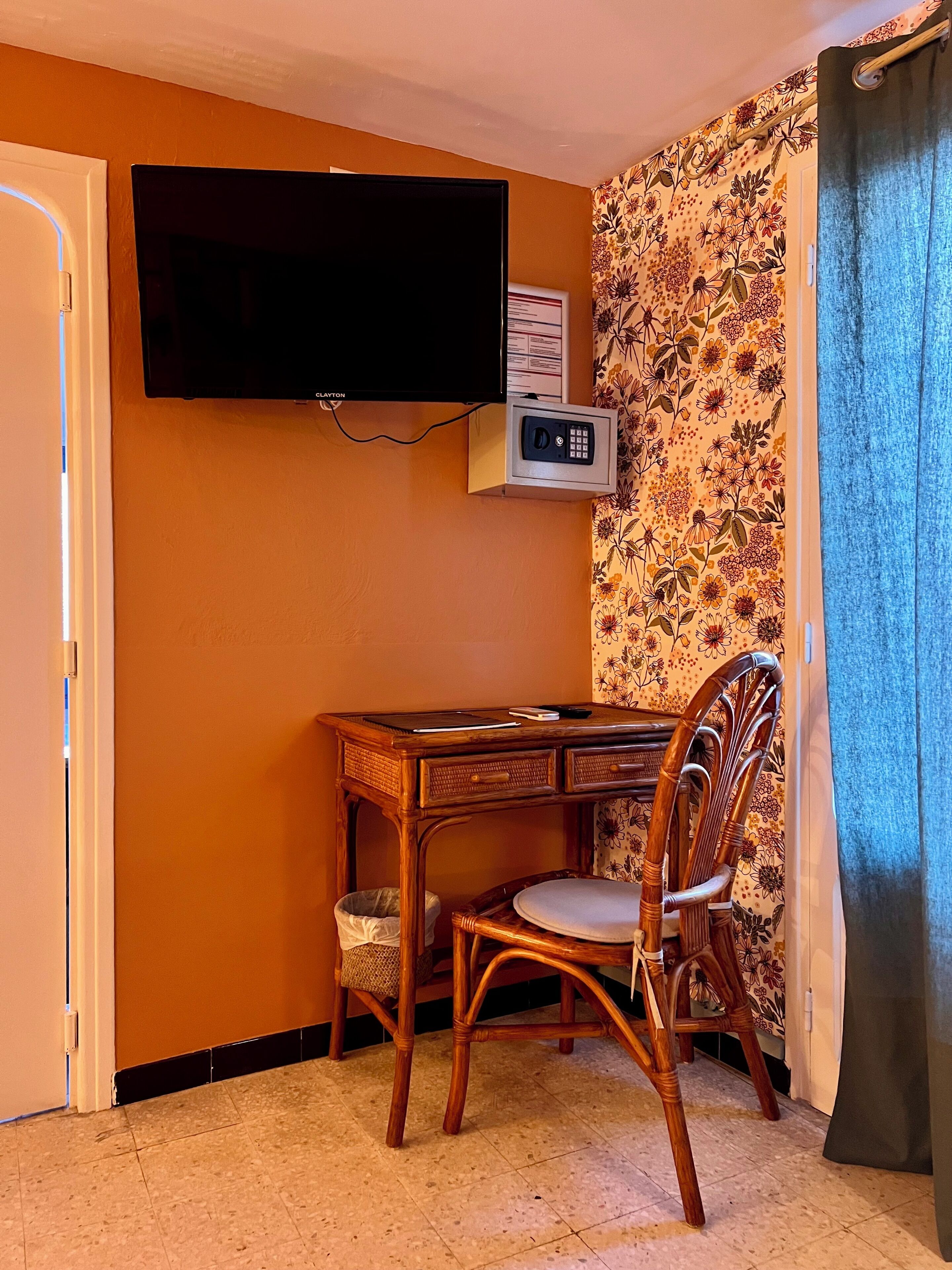 triple room garden level | 1 bedroom, in-room safe, individually decorated, individually furnished