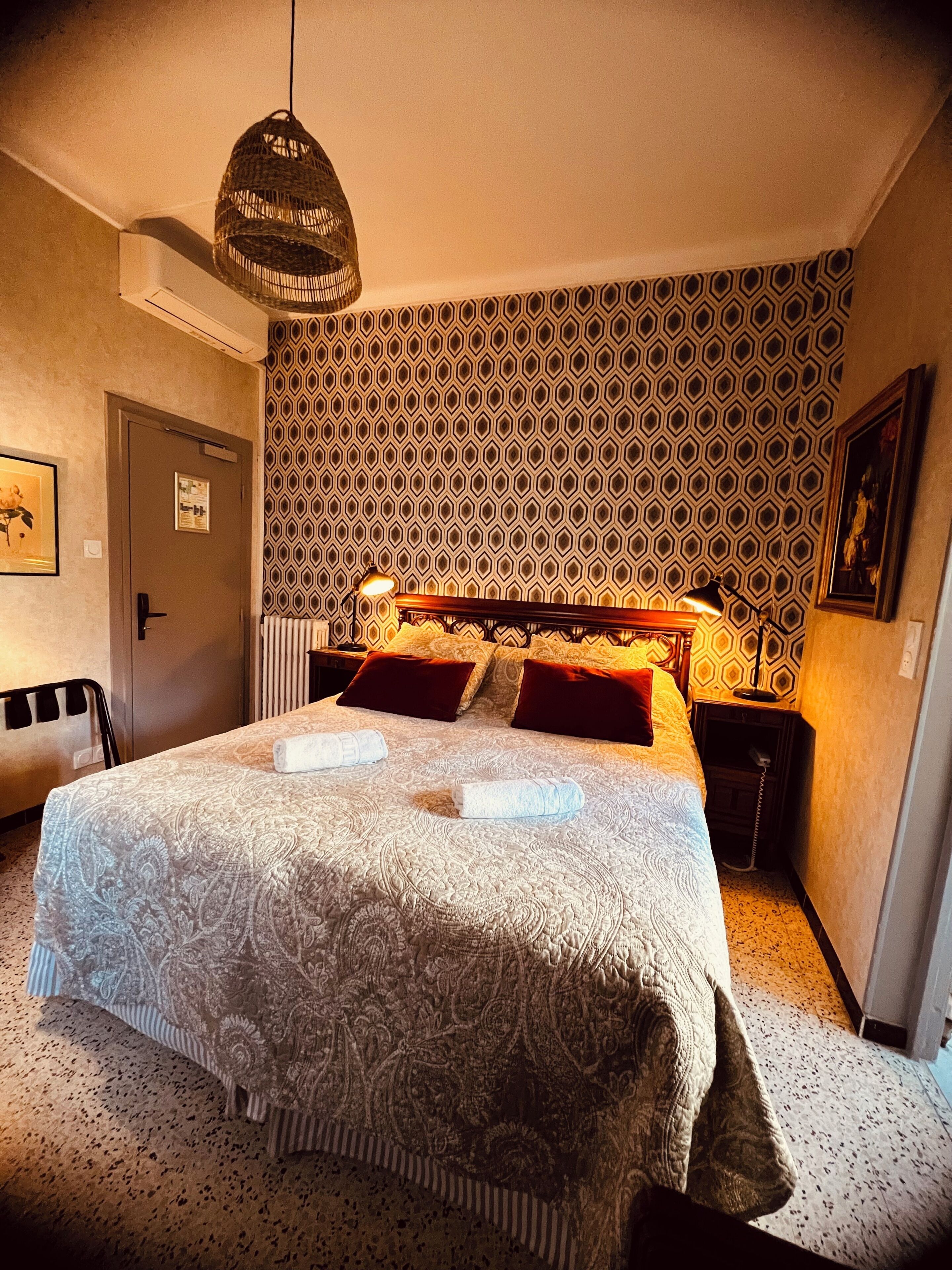 خزنة داخل الغرفة وبديكورات فريدة لكل غرفة وطراز فريد لكل وحدة ومكتب