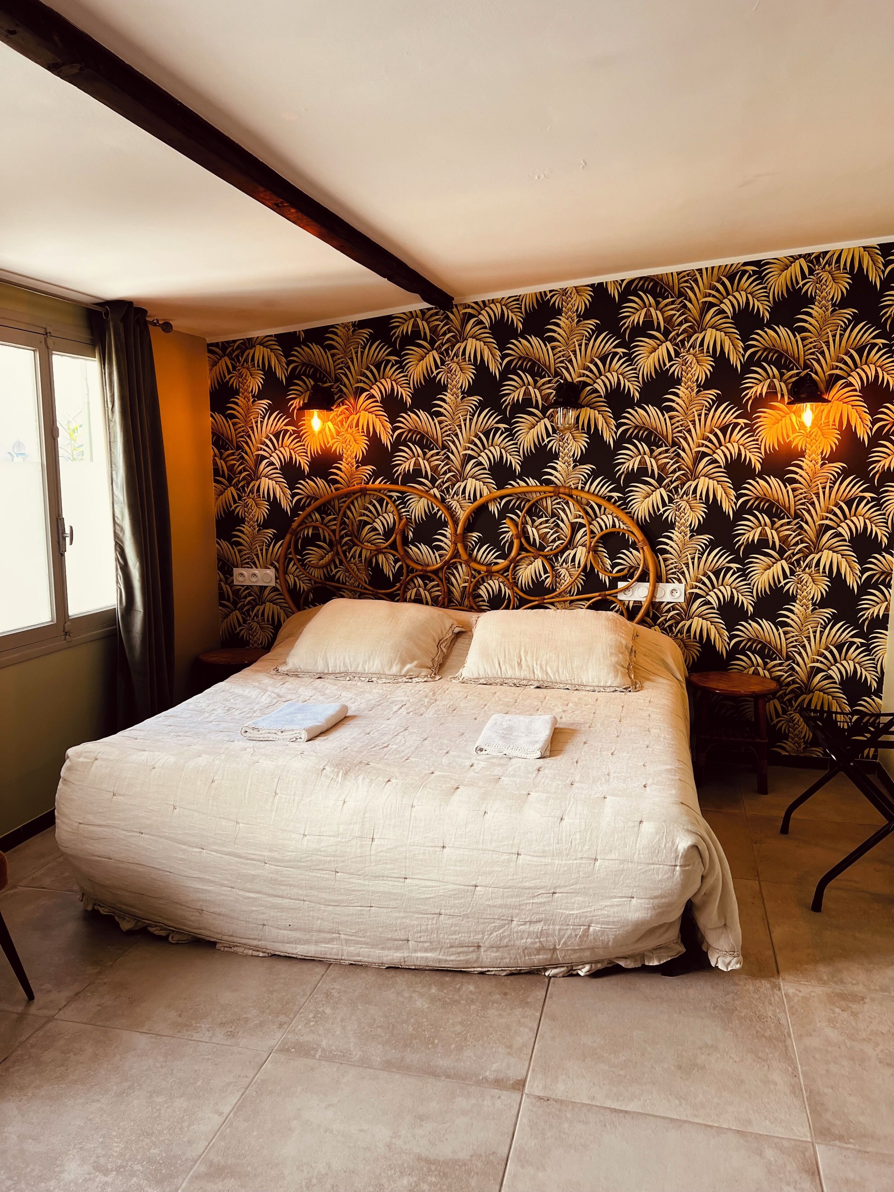 خزنة داخل الغرفة وبديكورات فريدة لكل غرفة وطراز فريد لكل وحدة ومكتب