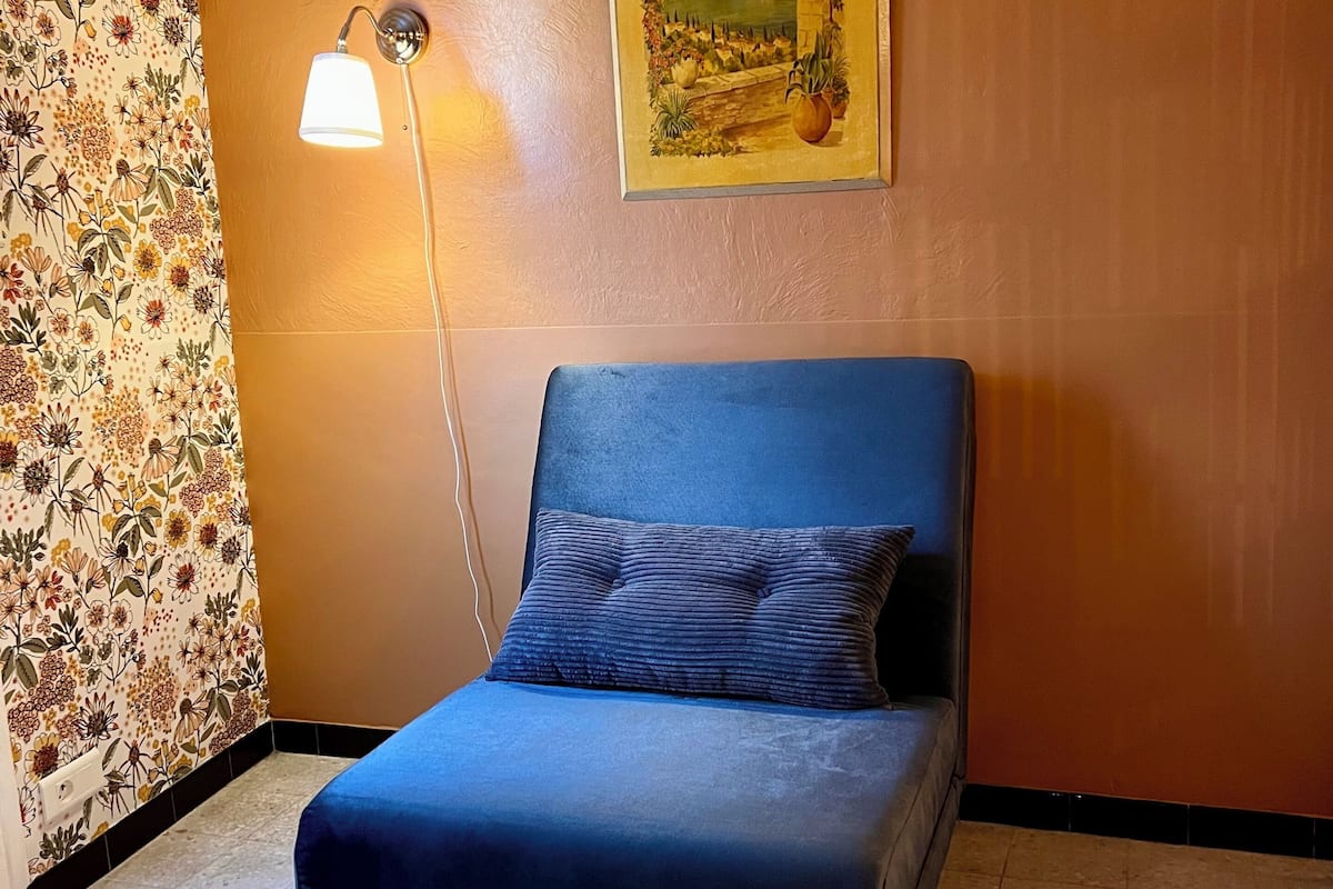 triple room garden level | 1 bedroom, in-room safe, individually decorated, individually furnished