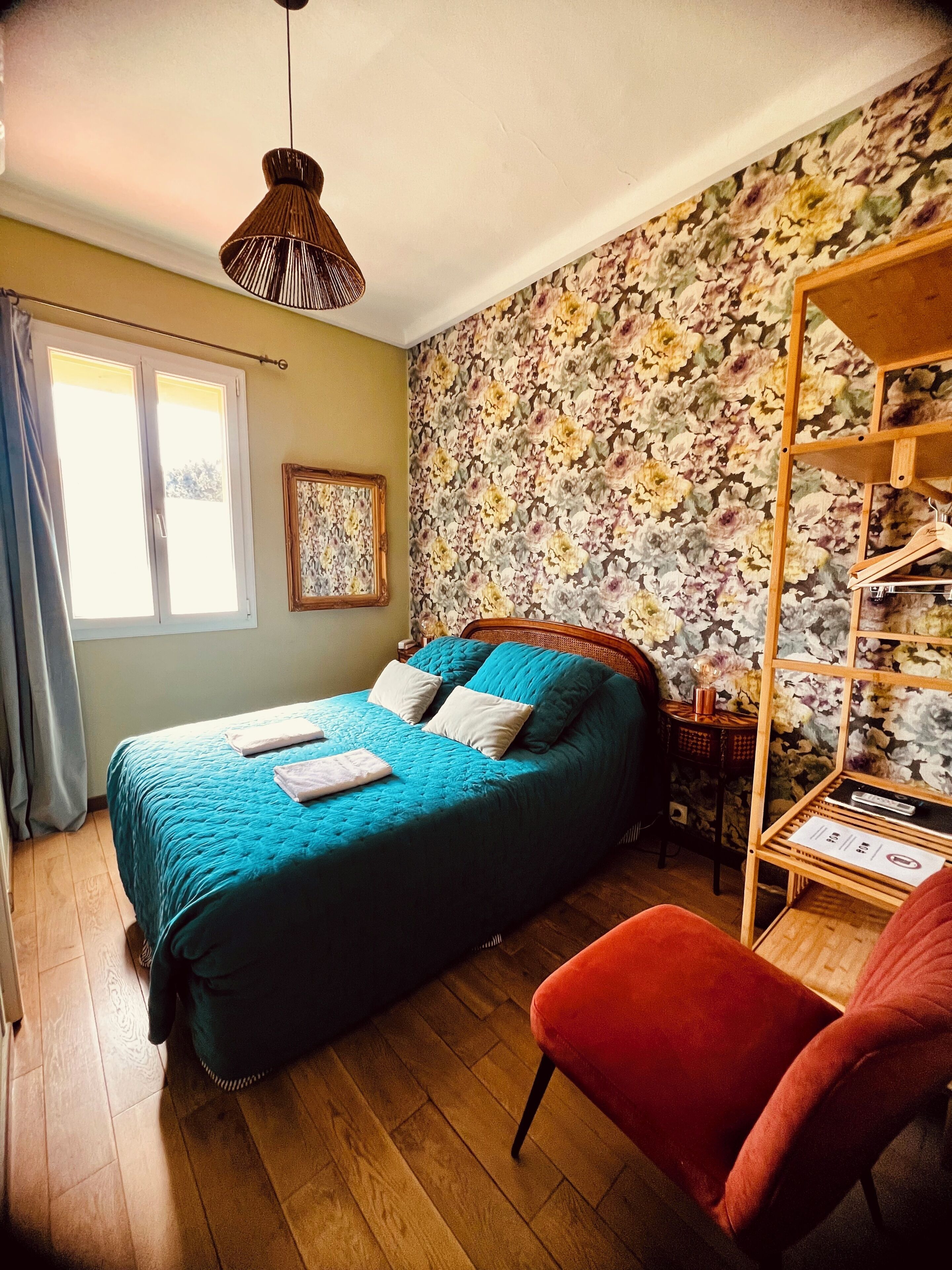 خزنة داخل الغرفة وبديكورات فريدة لكل غرفة وطراز فريد لكل وحدة ومكتب