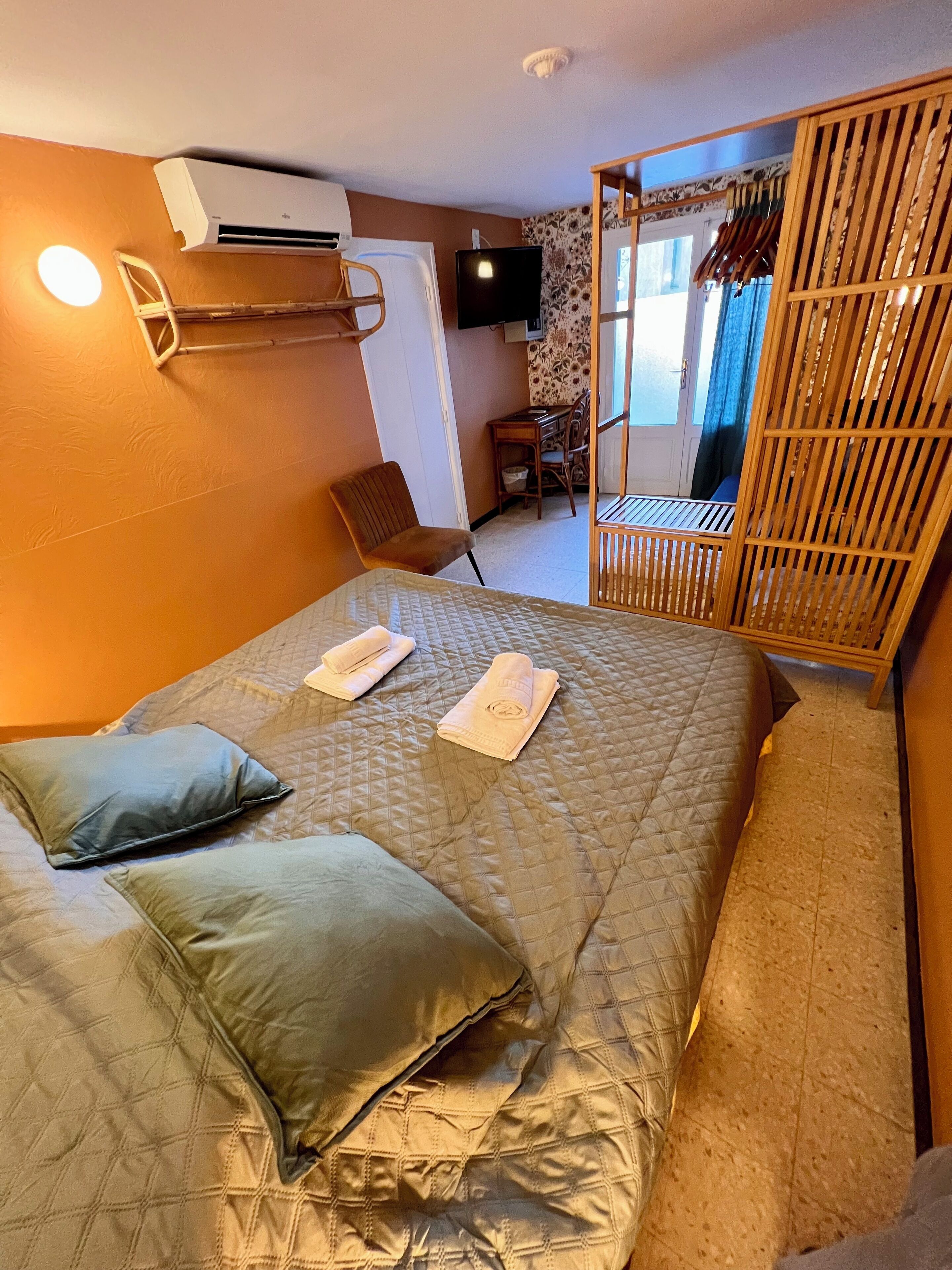 triple room garden level | 1 bedroom, in-room safe, individually decorated, individually furnished