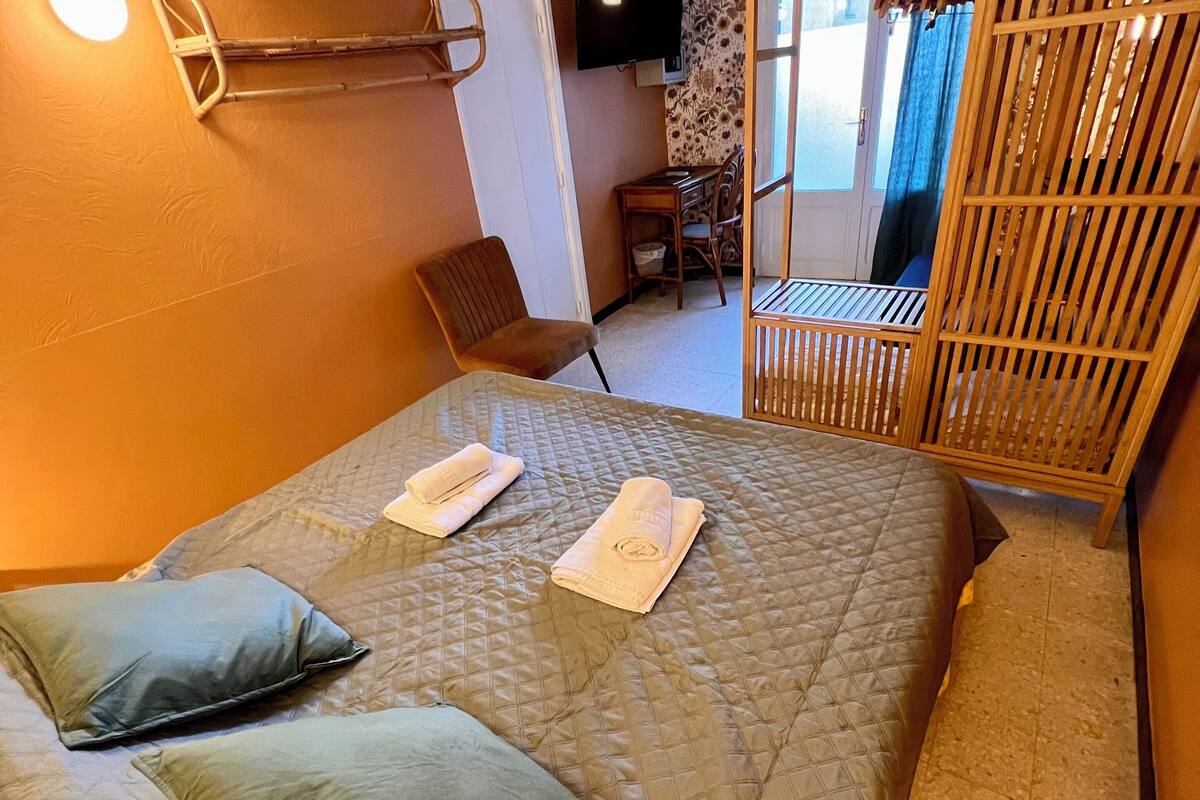 triple room garden level | 1 bedroom, in-room safe, individually decorated, individually furnished