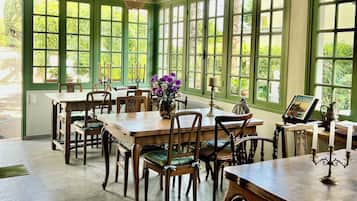 Colazione a buffet, servita tutte le mattine (15 EUR a persona)
