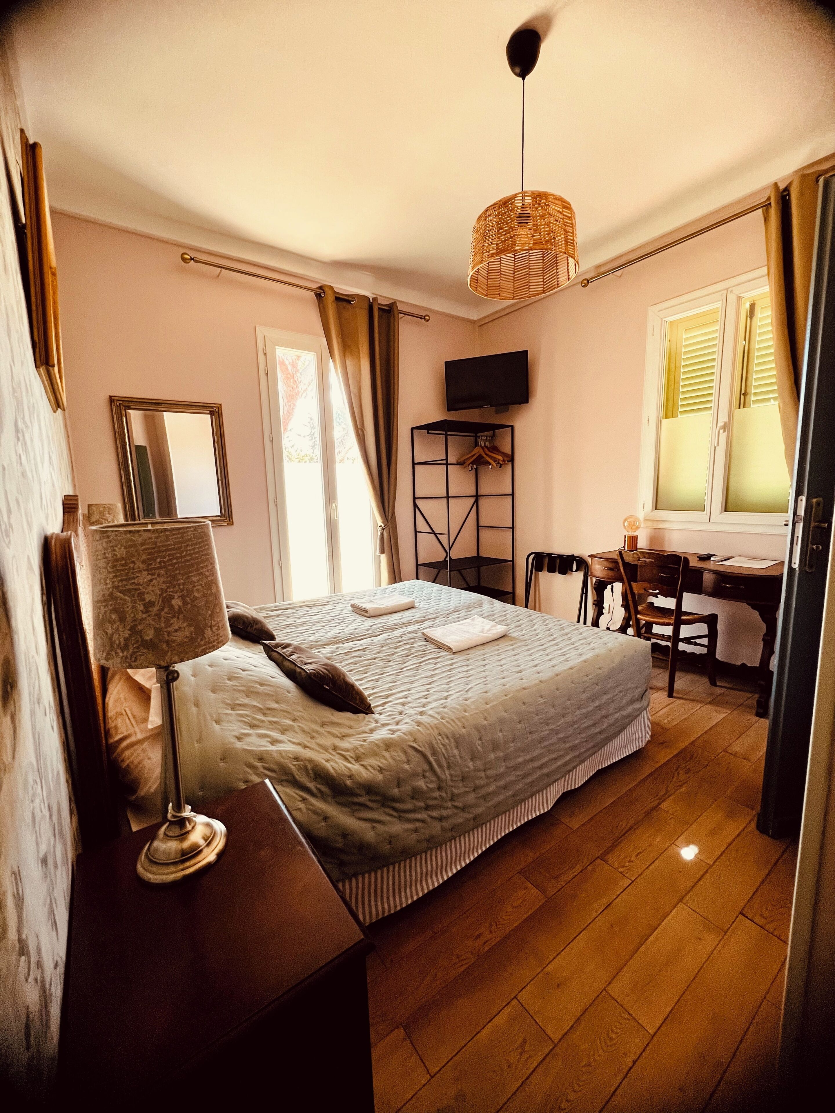 خزنة داخل الغرفة وبديكورات فريدة لكل غرفة وطراز فريد لكل وحدة ومكتب