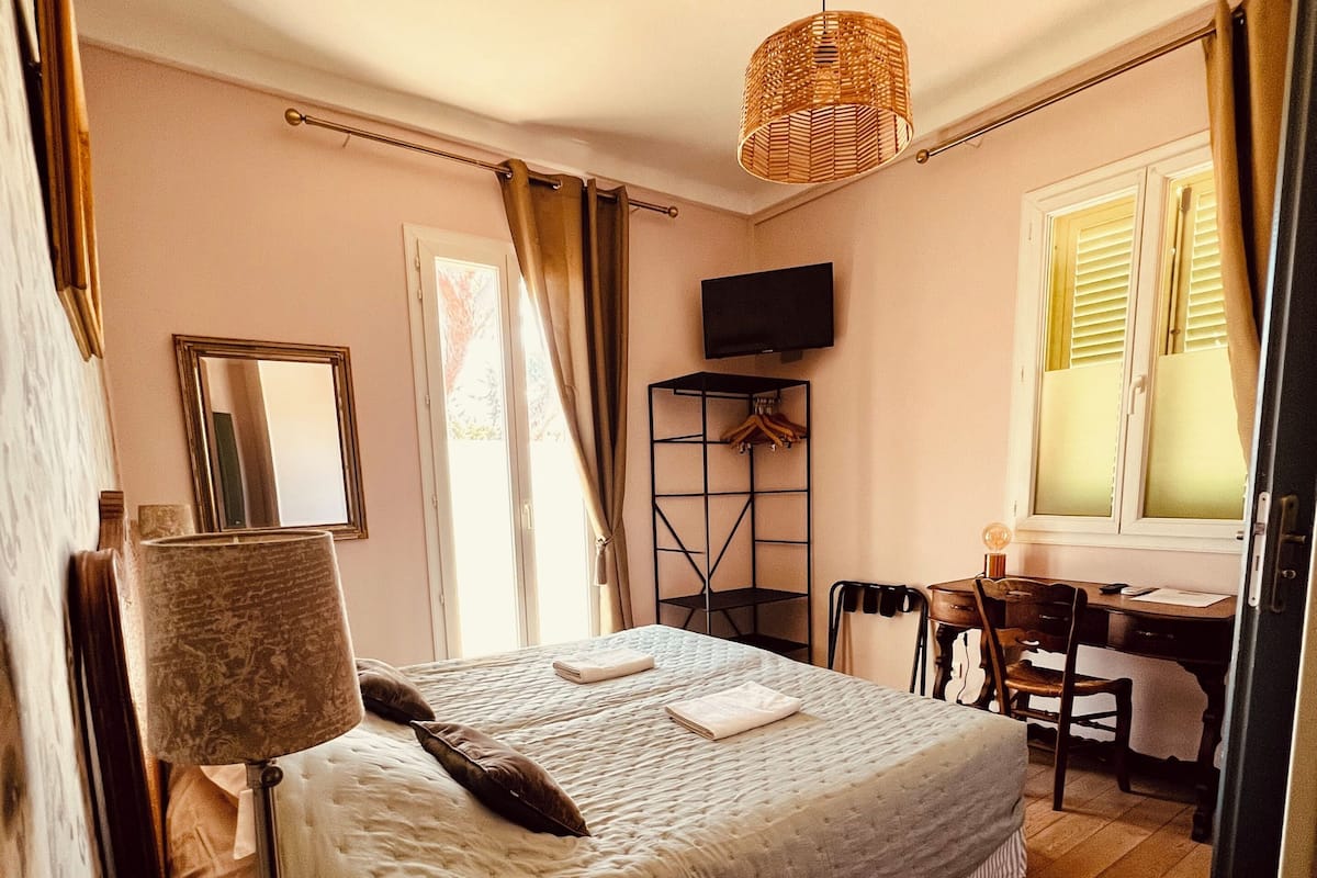 خزنة داخل الغرفة وبديكورات فريدة لكل غرفة وطراز فريد لكل وحدة ومكتب