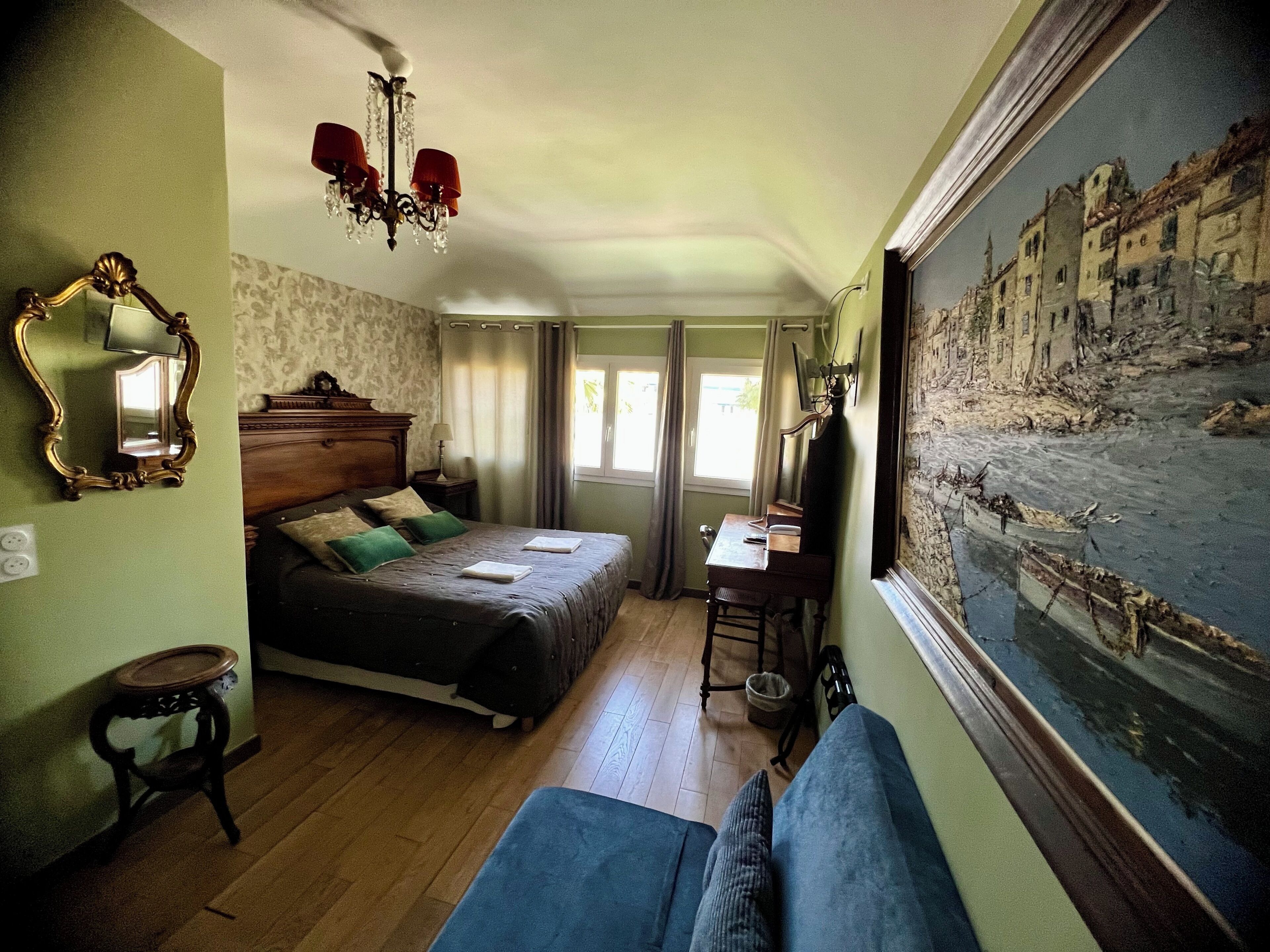 خزنة داخل الغرفة وبديكورات فريدة لكل غرفة وطراز فريد لكل وحدة ومكتب