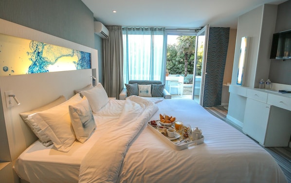 Klassieke tweepersoonskamer | Een minibar, een kluis op de kamer, een laptopwerkplek