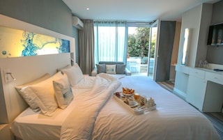 Classic Double Room (Twin upon request) | Minibar, in-room safe, laptop workspace, blackout drapes