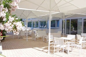 Outdoor dining - Hotel Josse (Antibes)