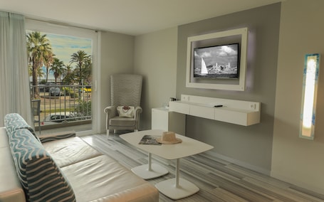 Suite, Sea View | Minibar, in-room safe, laptop workspace, blackout drapes. Hotel Josse