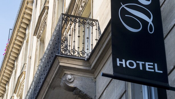 A hotel sign with the name "Des Ecrivains" on a building facade. - Hôtel des Ecrivains (Paris)