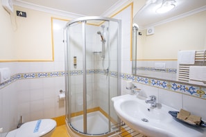 Habitació doble | Bany | Dutxa, capçal de dutxa tipus cascada i articles de tocador gratuïts