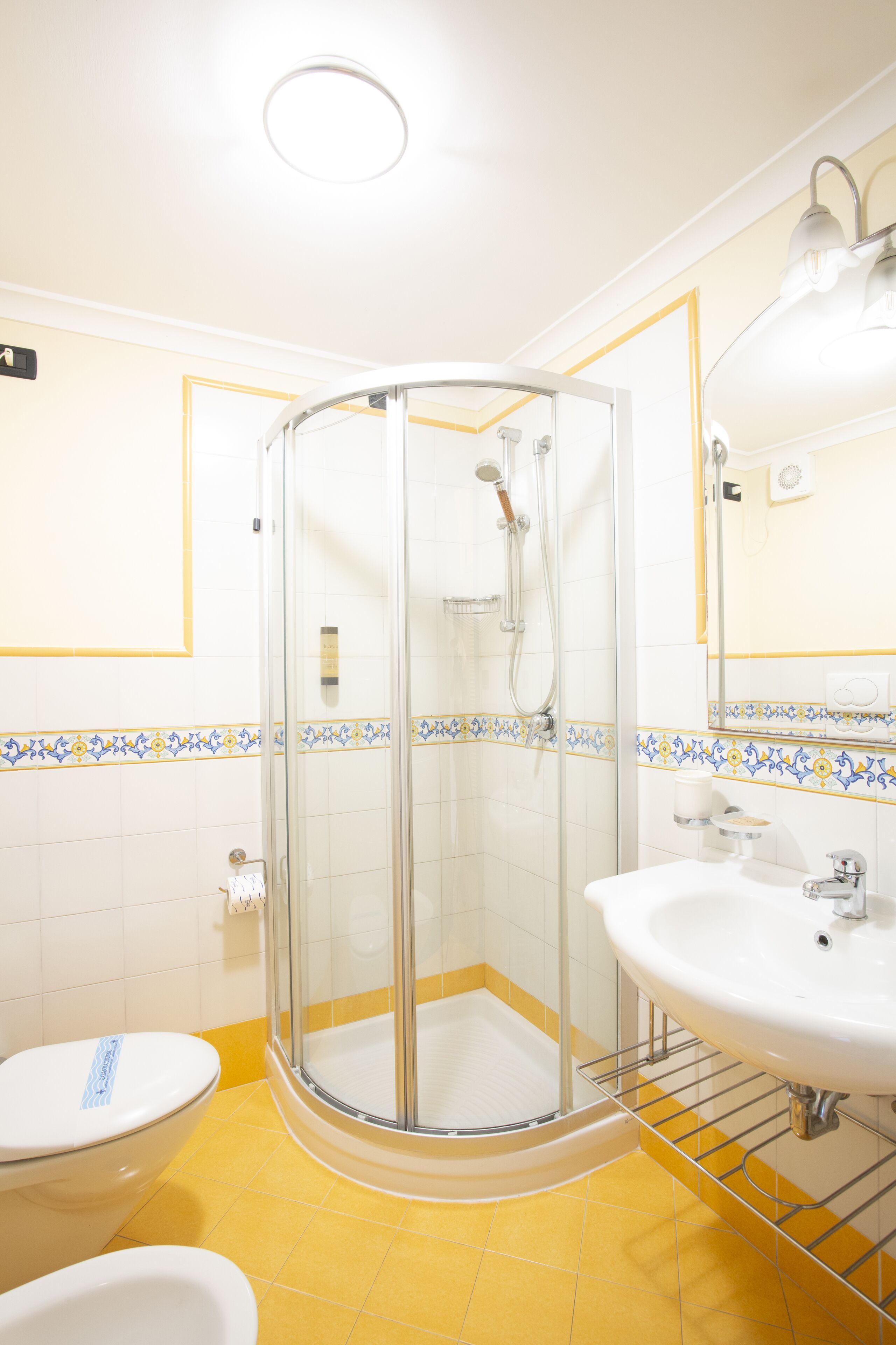 Camera doppia | Bagno | Doccia, soffione a pioggia, set di cortesia gratuito, asciugacapelli