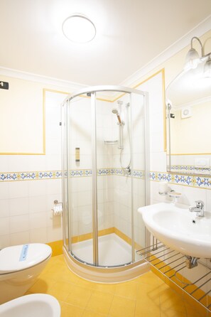 Habitación doble | Baño | Ducha y cabezal de ducha tipo lluvia