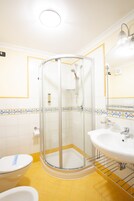 Camera doppia | Bagno | Doccia, soffione a pioggia, set di cortesia gratuito, asciugacapelli