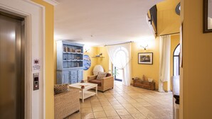 A living room with a sofa, coffee table, and a bookshelf. - Quartuccio - Albergo Diffuso (Gaeta)