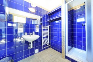 Habitación triple, baño privado | Baño