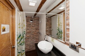 Habitación superior, 1 cama de matrimonio, vistas a la ciudad | Baño | Ducha y cabezal de ducha tipo lluvia