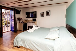 Superior Room, 1 Queen Bed, City View | Frette Italian sheets, down comforters, pillowtop beds, minibar - Casona les Pleiades (Cusco)