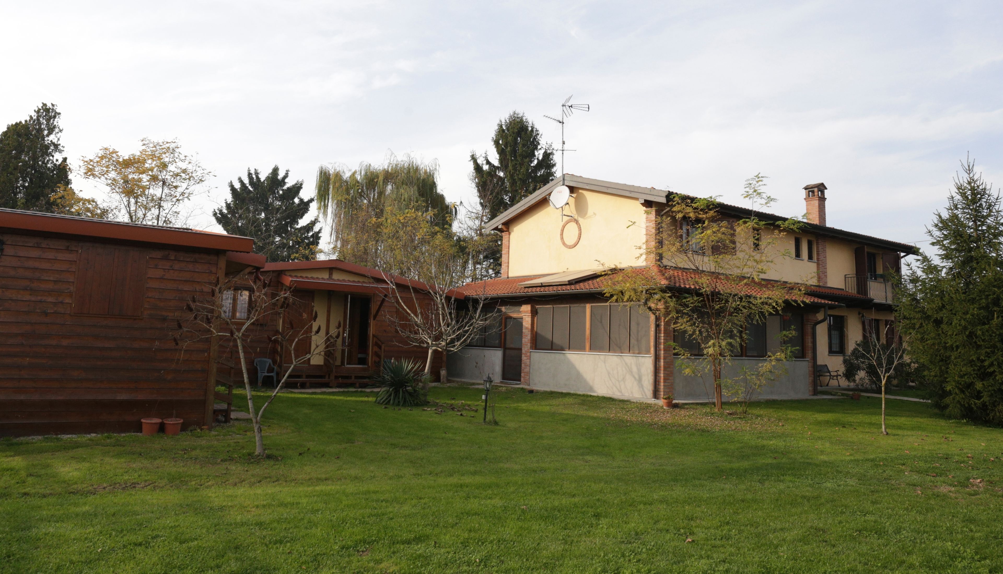 Una casa a due piani con un giardino antistante.
