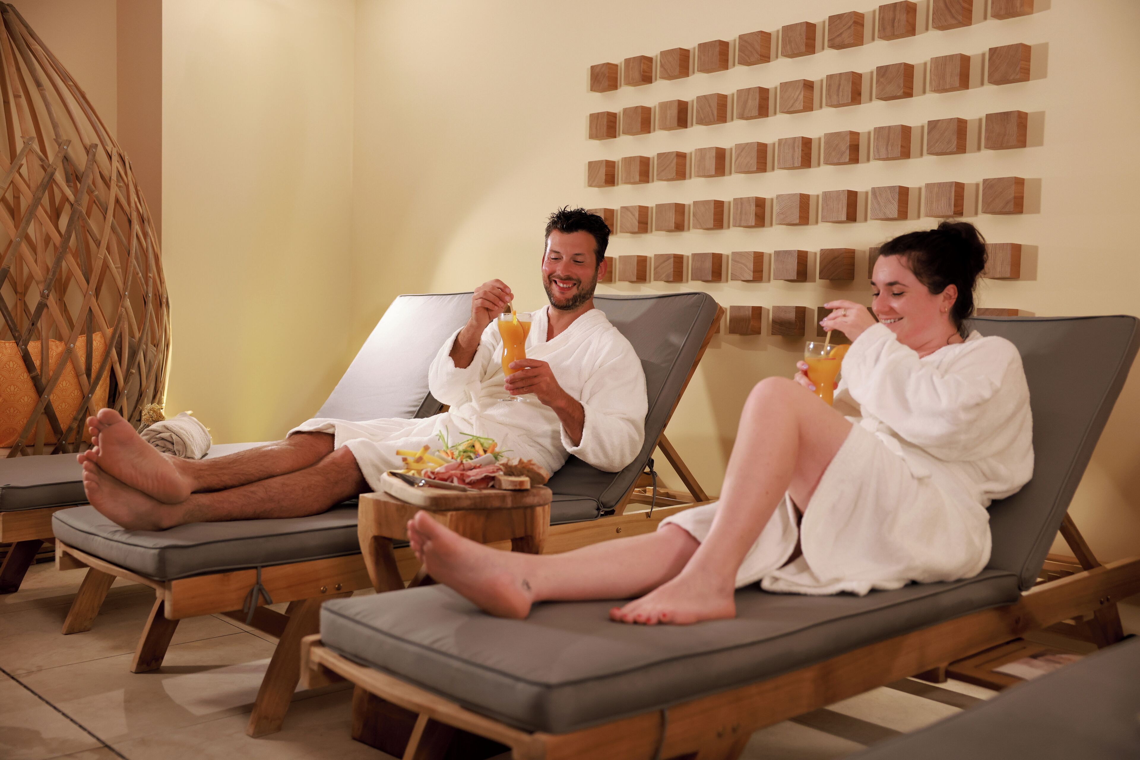 Salas de tratamientos para parejas, sauna, bañera de hidromasaje 