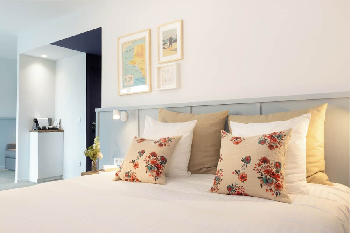 Premium bedding, in-room safe, blackout drapes, soundproofing