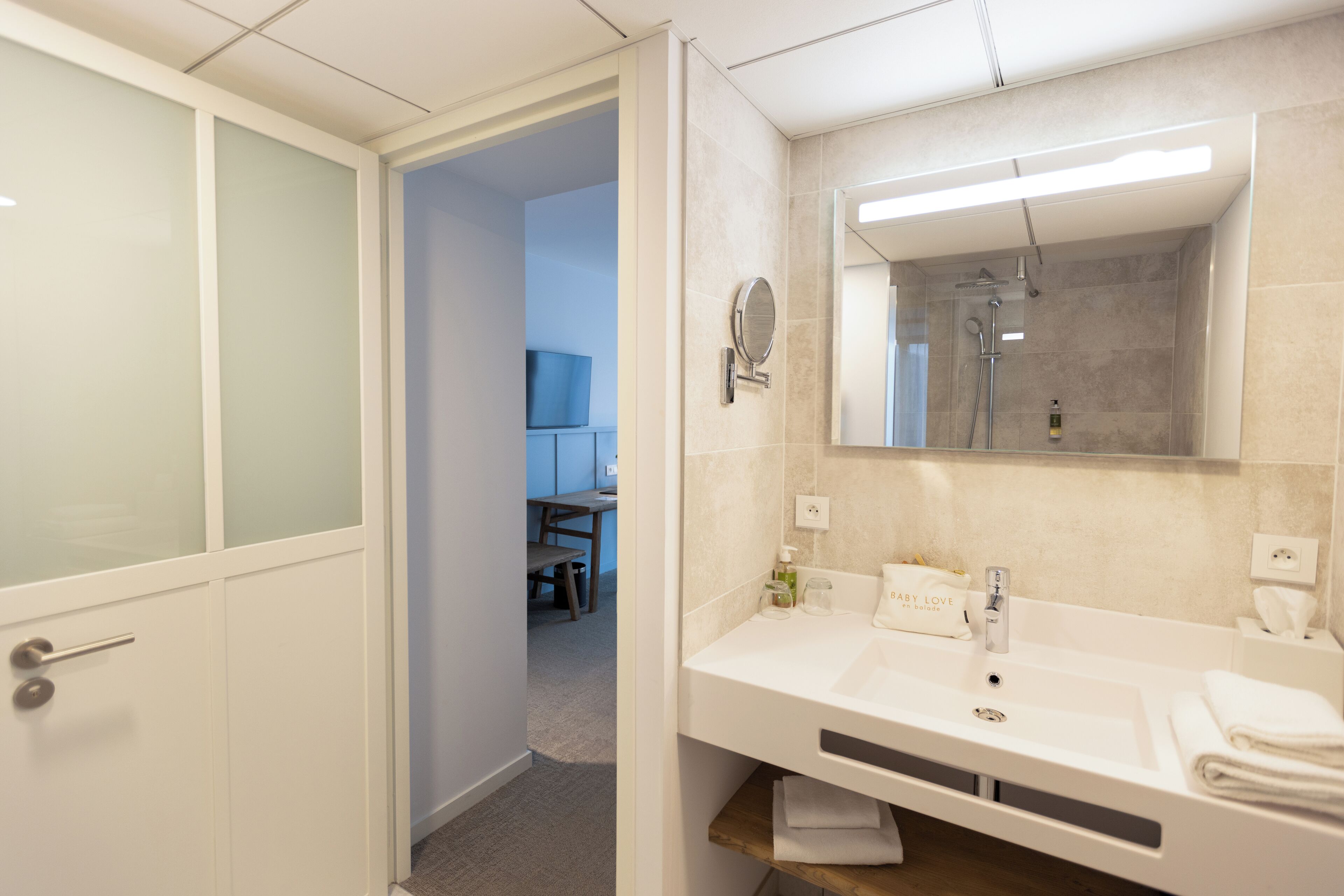 Chambre Cocon, 4 étoiles | Salle de bain | Articles de toilette écologiques, sèche-cheveux, serviettes fournies