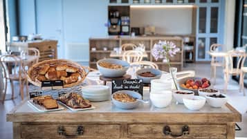 TĂ€gliches FrĂŒhstĂŒcksbuffet (18.50 EUR pro Person)
